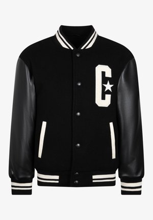 Schwarze Collegejacke mit Lederärmeln, weiß gestreiftem Rippkragen und -bündchen, vorderen Druckknöpfen und großem weißen "C" mit Stern-Aufnäher auf der Brust.