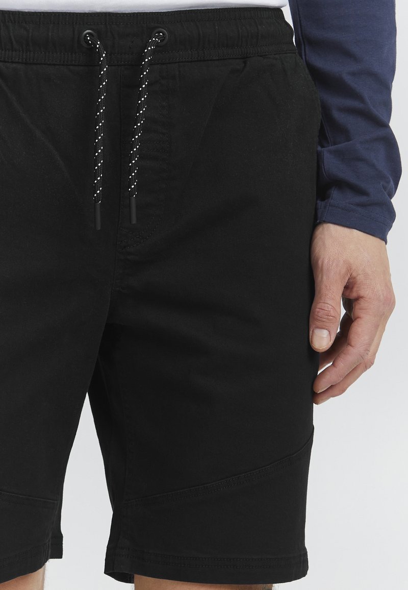 Herren Chino Shorts | 11 Project PRGAETO Shorts black/schwarz - AQ97255 Herren Chino Shorts | 11 Project PRGAETO Shorts black/schwarz - AQ97255