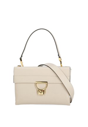 Borsa a mano in pelle color crema con design strutturato, chiusura dorata, manico superiore singolo e ampia tracolla removibile.