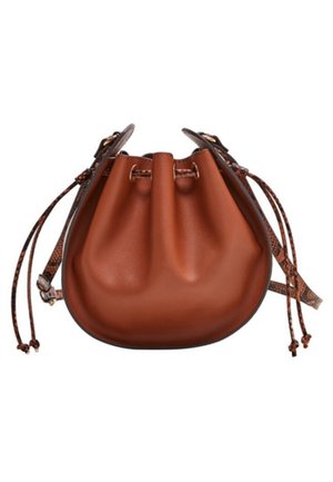 Sac seau en cuir marron avec cordon de serrage, bretelles texturées et détails de nœuds sur fond blanc.