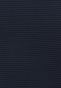 Teksturowana granatowa tkanina z poziomym prążkowanym wzorem, wykonana z miękkiego dzianinowego materiału. Gładka faktura i jednolity kolor w całej powierzchni.