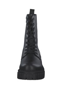 Stivale militare in pelle nera con lacci, suola spessa e con linguetta sul retro, visto frontalmente su uno sfondo bianco.