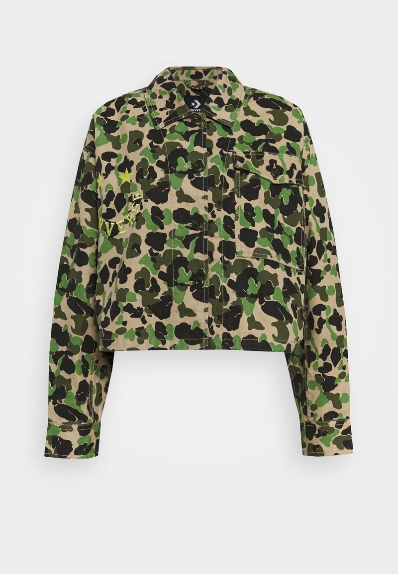 Veste courte camouflage verte, noire et beige, avec manches longues, boutons à l'avant et une seule poche poitrine boutonnée.