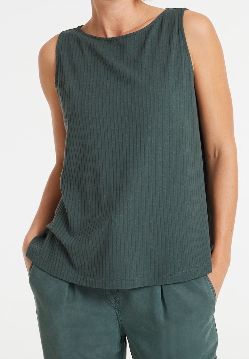 Débardeur vert foncé sans manches avec une texture côtelée, un col arrondi et une coupe décontractée, associé à un bas de couleur verte assorti.