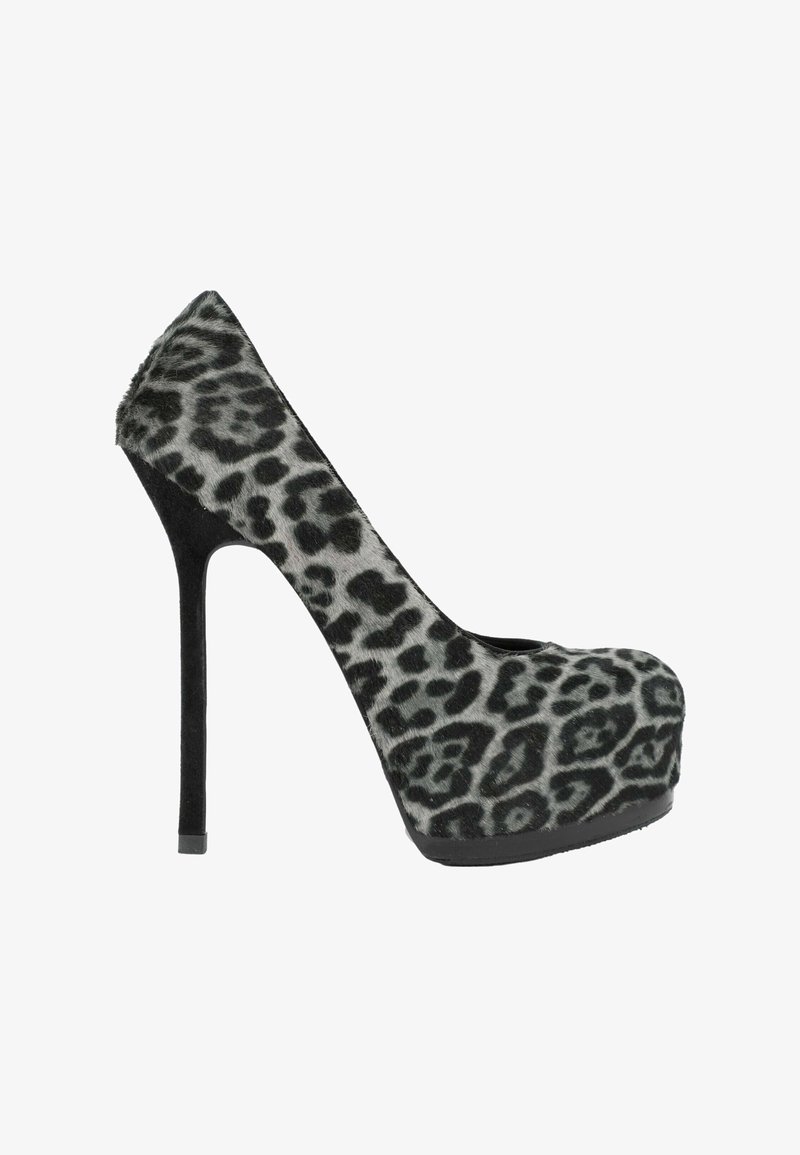 Chaussure à talon haut pour femme avec dessus en fourrure imprimé léopard noir et gris et talon aiguille noir fin sur fond blanc.