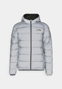 Doudoune gris clair avec matelassage horizontal, capuche doublée noire, fermeture éclair intégrale à l'avant et petit logo ellesse sur la poitrine gauche.