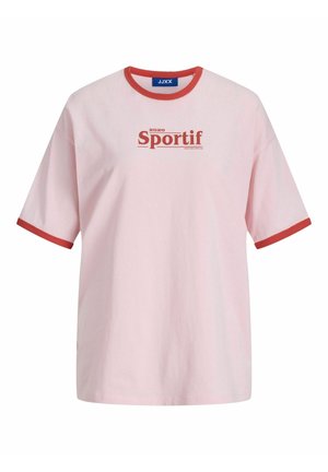 Svijetlo ružičasta majica kratkih rukava s crvenim rebrastim ovratnikom i manžetama, na prednjoj strani s natpisom "Sportif 2020" ispisanim podebljanim bordo tekstom.