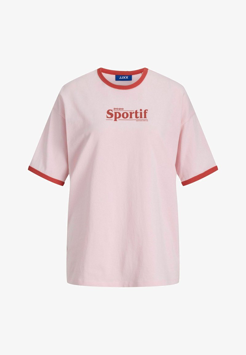 Šviesiai rožinė marškinė su trumpomis rankovėmis, raudona grublėta apykakle ir rankogaliais, su užrašu "Sportif 2020" ryškiai bordo spalva ant priekio.