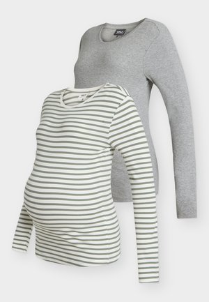Dos camisetas de maternidad de manga larga y acanaladas, una gris y otra blanca con rayas oliva, ambas con cuello redondo y ajustadas para el embarazo.