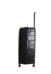 Maleta rígida negra con ranuras horizontales, asa retráctil y cuatro ruedas. Cuenta con cierre de cremallera y cerradura de combinación para mayor seguridad.