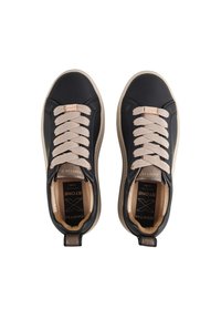 Sneakers in pelle nera con lacci beige, dettagli dorati e una finitura testurizzata. Presentano un colletto imbottito e un logo sul tallone.