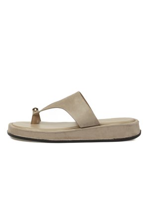Sandalia tipo flip-flop de plataforma en ante beige con una correa ancha y detalle de botón en tono dorado en la tira del dedo, sobre una suela de goma negra.