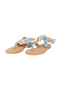 Sandali flat con una suola beige, cinghie intrecciate blu e verdi e dettagli in metallo dorato. Presentano un torace per le dita e una fibbia alla caviglia per una vestibilità sicura.
