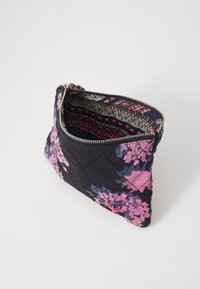 Pochette nera imbottita con motivi floreali rosa e blu, dotata di una cerniera argentata e un design interno texturizzato. Forma compatta con elementi decorativi.