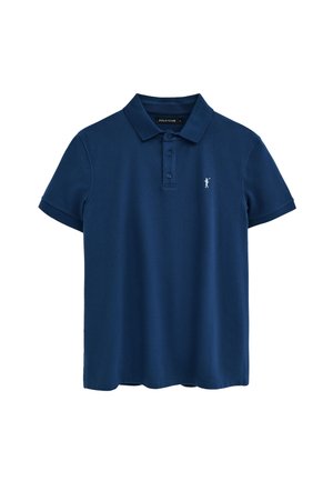 Polo azul marino de manga corta con cuello, tapeta de tres botones y pequeño logo blanco en el pecho izquierdo.