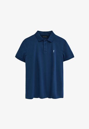 Polo azul marino de manga corta con cuello, tapeta de tres botones y pequeño logo blanco en el pecho izquierdo.