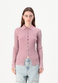 Cardigã de manga longa canelado em rosa claro com gola, apresentando botões decorativos na frente e um design de bainha dividida.