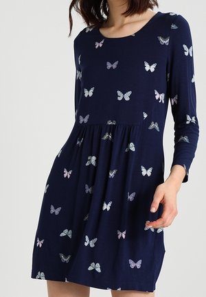 Vestido azul marino hecho de una tela suave, con escote redondo y mangas largas, adornado con patrones de mariposas en varios colores.
