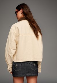 Bershka Kevyt takki - camel