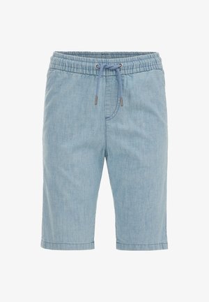 Lyseblå denimshorts med elastisk linning og snøre, knælange, forlommer, vist på hvid baggrund.