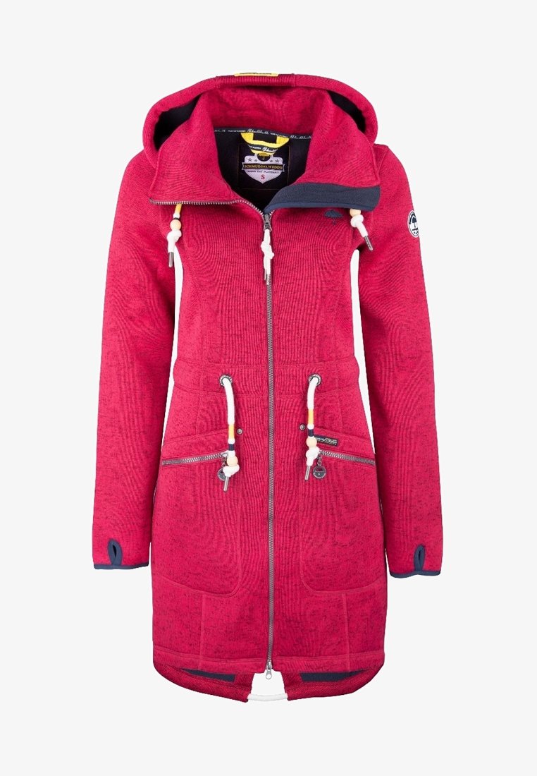 Longue veste rouge à capuche avec fermeture éclair frontale, taille ajustable par cordon, capuche, poches latérales zippées et trous pour les pouces aux manches.