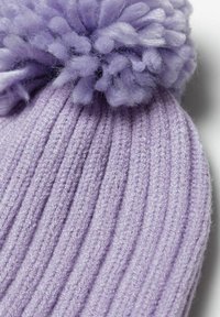 Bonnet en laine lilas avec texture en côtes verticales et un pompon duveteux sur le dessus, mettant en valeur un fil doux et une finition lisse.