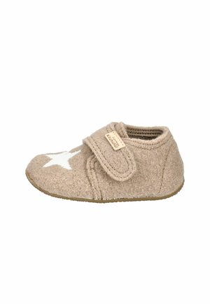 Beige wollen slof met een wit sterrenpatroon, ronde vorm, klittenbandsluiting en een gestructureerd oppervlak. Zachte zool voor gebruik binnenshuis.