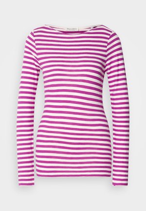 Langsleeve T-shirt met een getailleerde pasvorm, gemaakt van zachte katoen. Heeft horizontale roze en witte strepen en een brede halslijn.