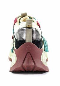 Wielokolorowe sneakersy z kremową cholewką, metaliczno-srebrnym piętkiem, czarnymi i turkusowymi akcentami, teksturowanym materiałem oraz gumową podeszwą z wyraźnym bieżnikiem.