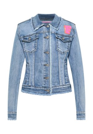 Lichtblauwe spijkerjack met rafelige randen, knoopsluiting, twee borstzakken en een roze-oranje patch aan de bovenste linkerkant.