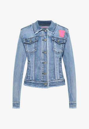 Lichtblauwe spijkerjack met rafelige randen, knoopsluiting, twee borstzakken en een roze-oranje patch aan de bovenste linkerkant.
