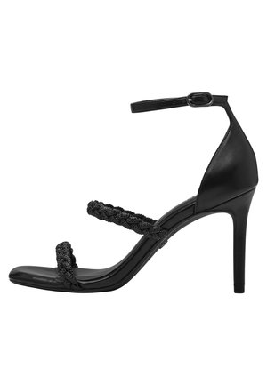 Sort højhælet sandal med ankelrem og to teksturerede forreste remme, med en slank stilethæl og åben tå-design.