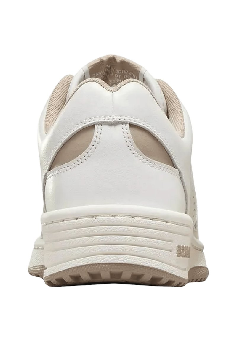 Scarpa da ginnastica bianca con tomaia in pelle liscia, dettagli in mesh e suola texturizzata. Presenta un colletto imbottito e dettagli ritagliati sul retro.