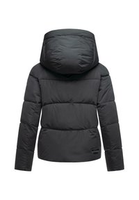 Parka noire en duvet avec capuche, design matelassé et silhouette courte. Texture lisse et brillante avec un petit logo dans le bas du dos.