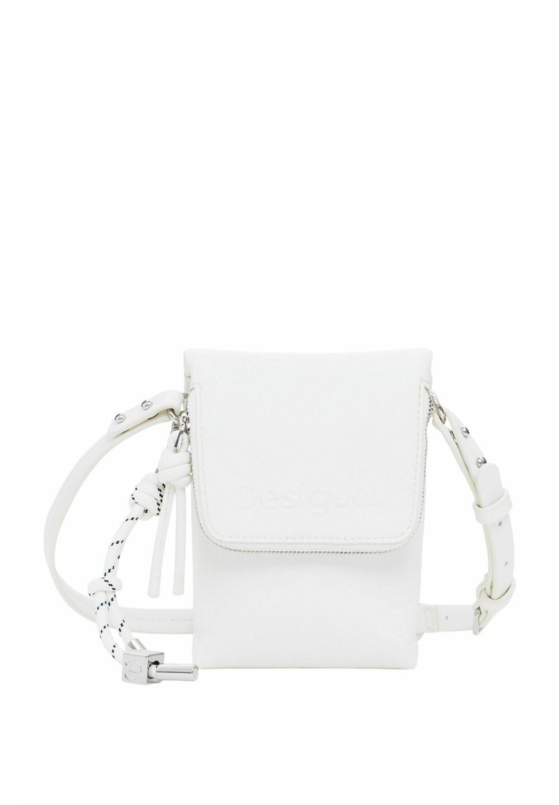 Biała torebka crossbody o teksturowanej powierzchni, z zamkiem błyskawicznym i regulowanym paskiem, z ozdobnym detalem w postaci węzła oraz wytłoczonym logo.