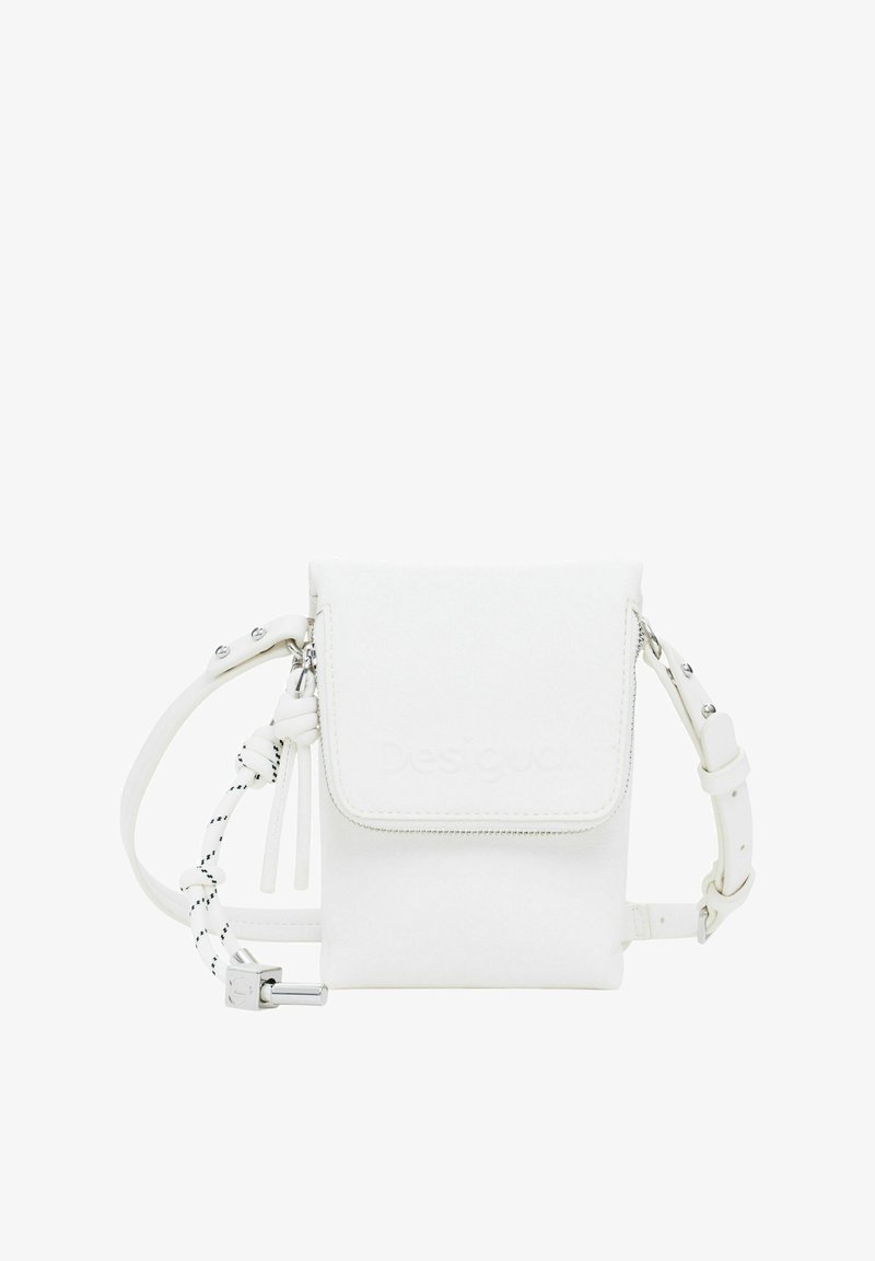 Sac bandoulière blanc avec surface texturée, fermeture à glissière et bandoulière réglable, présentant un détail de nœud décoratif et un logo en relief.