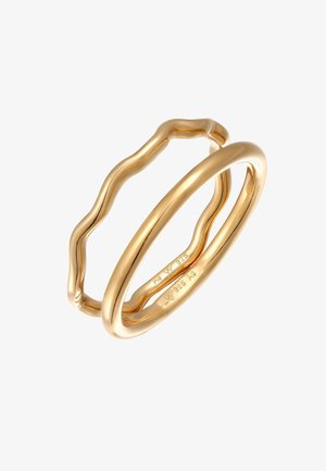 Goldfarbene Metallring-Set mit einem gewellten Rand und einem glatten, abgerundeten Band. Beide Ringe weisen sichtbare Prägungen auf der Innenseite auf.