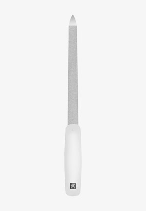 Lime à ongles avec une longue surface abrasive métallique et un manche blanc ergonomique avec un logo noir à la base.