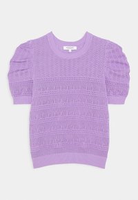 Maglione lilla lavorato a maglia con maniche a palloncino, collo rotondo e intricate fantasie a giorno con strisce texturizzate su tutta la superficie.