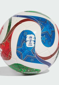 Bijela nogometna lopta s plavim, crvenim i zelenim uzorcima zvijezda te logotipom Svjetskog prvenstva FIFA Katar 2022 u središtu.