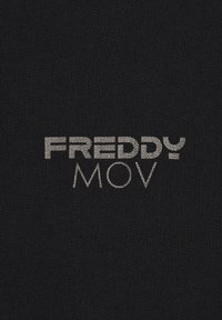 Tejido negro con el logo "FREDDY MOV" en plata metálica. La tela tiene una textura suave con un patrón de punto uniforme.