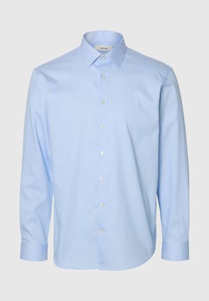 helelillasest kangast, peene tekstuuriga, pärlmutternuppudega, pikkade varrukatega hele sinine nööbitav särk, klassikalise kraega.