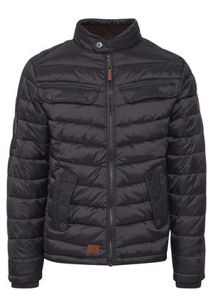Schwarze Pufferjacke mit einem vorderen Reißverschluss, Druckknopfmanschetten und zwei Brusttaschen. Strukturierter Stoff mit horizontalem Steppmuster und braunen Lederelementen.