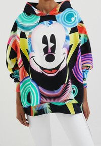Färggad luva-tröja med en stor Mickey Mouse grafik, abstrakta mönster i livliga färger, mjukt tyg och avslappnad passform.