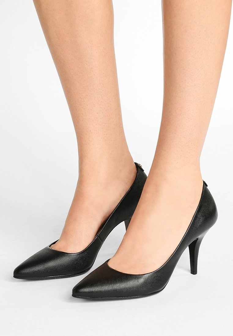 Escarpins noirs à talons hauts avec des pointes effilées, en matériau synthétique texturé, et un design élégant. La hauteur du talon est d'environ 7,5 cm.