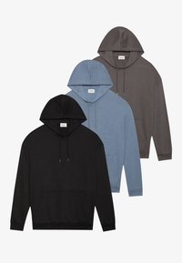 Tre felpe in nero, azzurro chiaro e grigio scuro. Ognuna ha un cappuccio con cordino, tasche e polsini a costine. Tessuto morbido.