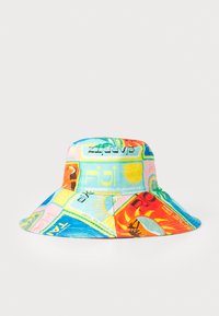 Pălărie cu boruri largi, colorată, cu un model de etichete de destinație, predominant în nuanțe pastelate, confecționată dintr-un material moale.