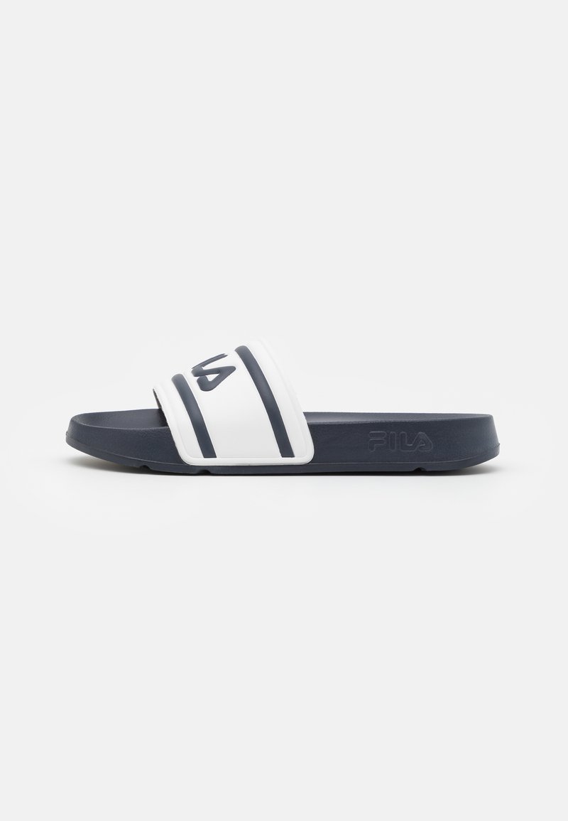 Chinelo deslizador branco e azul-marinho com uma alça texturizada, apresentando riscas horizontais e um logótipo em relevo de lado e na sola.