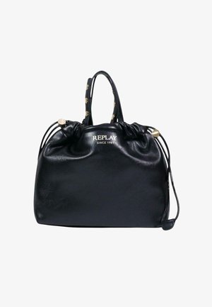 Zwarte leren tas met een trekkoordsluiting, voorzien van gouden hardware en een logo dat aan de voorkant is geperst. Rond gevormd, met een textuur oppervlak.