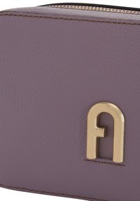 Sacchetto in pelle viola con superficie testurizzata, caratterizzato da un logo dorato prominente e cuciture a contrasto, chiusura con zip visibile nella parte superiore.